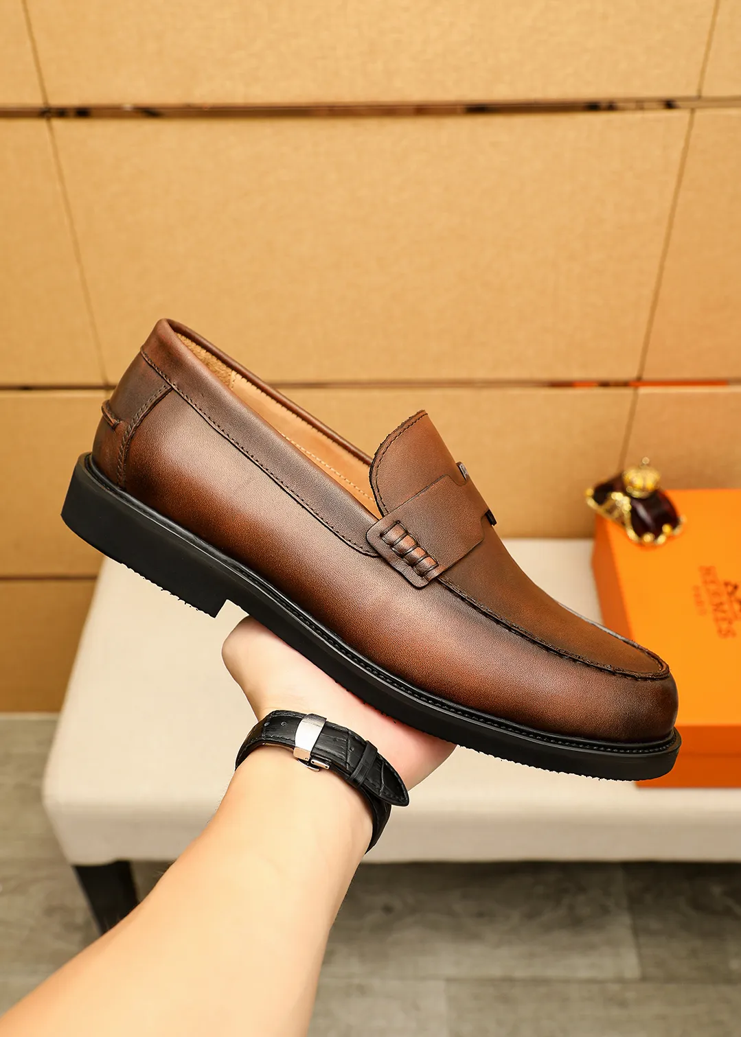 Men's shoes 💰460 💐 Product trademark: HERMES "Hermès" casual leather shoes Regular size: 38-44 (45.46🉑️customized) Product materials: Selected imported first-layer calfskin upper + luxury hardware buckle, imported water-dyed 🐂 cowhide lining. Strong three-dimensional visual effect, foam outsole Color: 4⃣️colors available